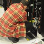 Τεχνικός εργάζεται σε κέντρο δεδομένων