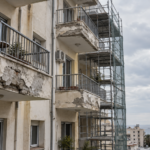 Εικονογραφική εικόνα παλιάς πολυκατοικίας με φθορά σε εξώστη