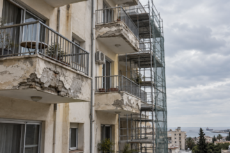Εικονογραφική εικόνα παλιάς πολυκατοικίας με φθορά σε εξώστη
