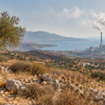 Εικονογραφική άποψη κυπριακού τοπίου με μονάδα ηλεκτροπαραγωγής στο βάθος