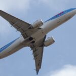 Αεροσκάφος Boeing 737 της TUI σε πτήση στο East Midlands
