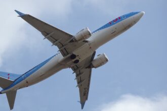 Αεροσκάφος Boeing 737 της TUI σε πτήση στο East Midlands