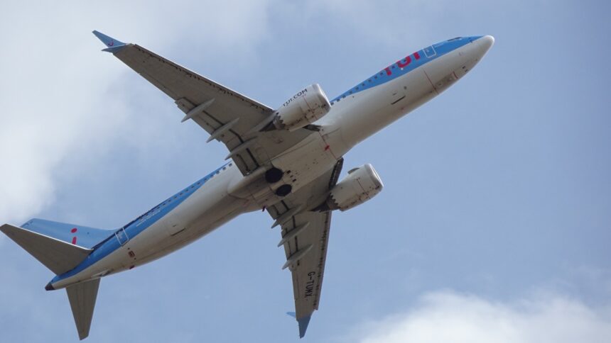 Αεροσκάφος Boeing 737 της TUI σε πτήση στο East Midlands