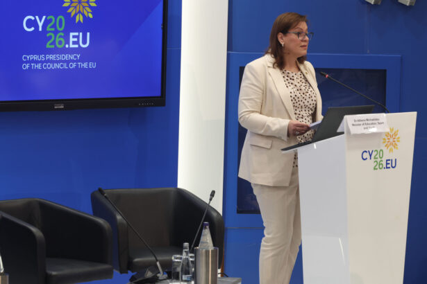 Η Αθηνά Μιχαηλίδου στο βήμα συνεδρίου επαγγελματικής εκπαίδευσης, 25 Ιουνίου 2026