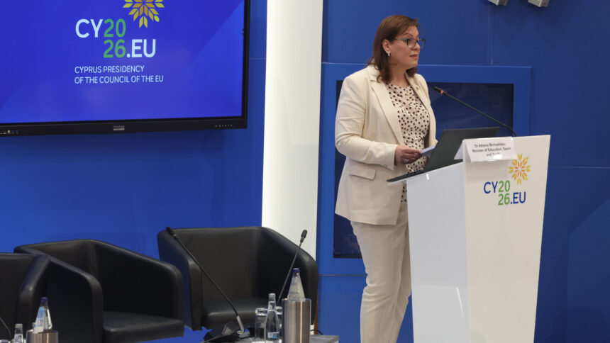 Η Αθηνά Μιχαηλίδου στο βήμα συνεδρίου επαγγελματικής εκπαίδευσης, 25 Ιουνίου 2026