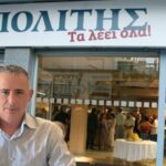 Ο Κρις Παναγιώτου με φόντο τα γραφεία της εφημερίδας Πολίτης