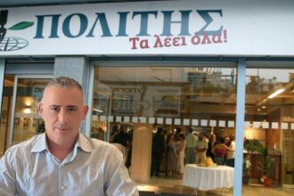 Ο Κρις Παναγιώτου με φόντο τα γραφεία της εφημερίδας Πολίτης