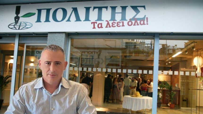 Ο Κρις Παναγιώτου με φόντο τα γραφεία της εφημερίδας Πολίτης