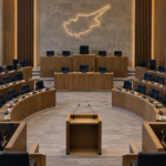 Εικονογραφική άποψη κενής αίθουσας κοινοβουλευτικής συνεδρίασης