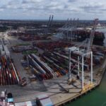 Εμπορευματοκιβώτια και γερανοί στο λιμάνι Southampton