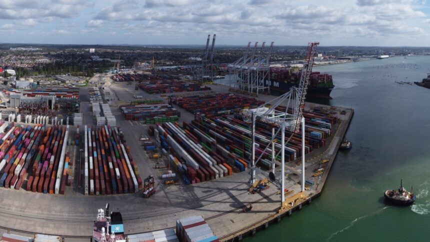 Εμπορευματοκιβώτια και γερανοί στο λιμάνι Southampton