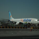 Αεροσκάφος Flydubai στον χώρο του αεροδρομίου του Ντουμπάι τον Οκτώβριο 2024