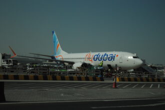 Αεροσκάφος Flydubai στον χώρο του αεροδρομίου του Ντουμπάι τον Οκτώβριο 2024