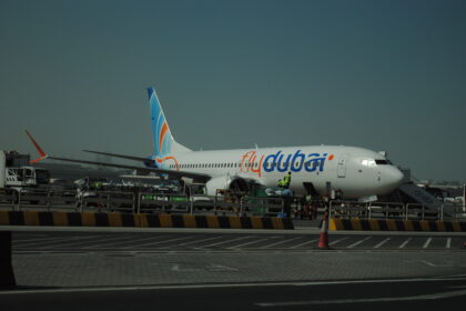 Αεροσκάφος Flydubai στον χώρο του αεροδρομίου του Ντουμπάι τον Οκτώβριο 2024