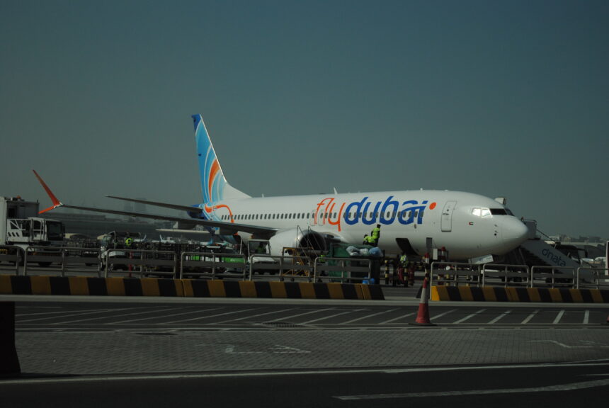 Αεροσκάφος Flydubai στον χώρο του αεροδρομίου του Ντουμπάι τον Οκτώβριο 2024