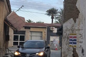 Τμήμα στεγάστρου που κατέρρευσε προς δρόμο στον Στρόβολο