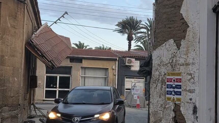 Τμήμα στεγάστρου που κατέρρευσε προς δρόμο στον Στρόβολο