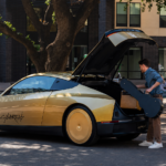 Εικαστική προσαρμογή επίσημης εικόνας του Tesla Cybercab με ανοιχτό χώρο αποσκευών