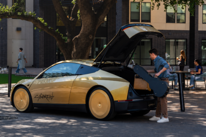 Εικαστική προσαρμογή επίσημης εικόνας του Tesla Cybercab με ανοιχτό χώρο αποσκευών