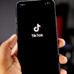 Κινητό τηλέφωνο με την εφαρμογή TikTok