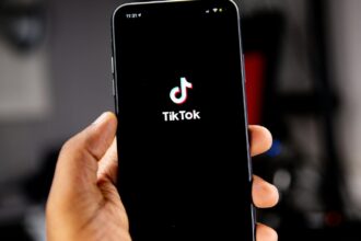 Κινητό τηλέφωνο με την εφαρμογή TikTok