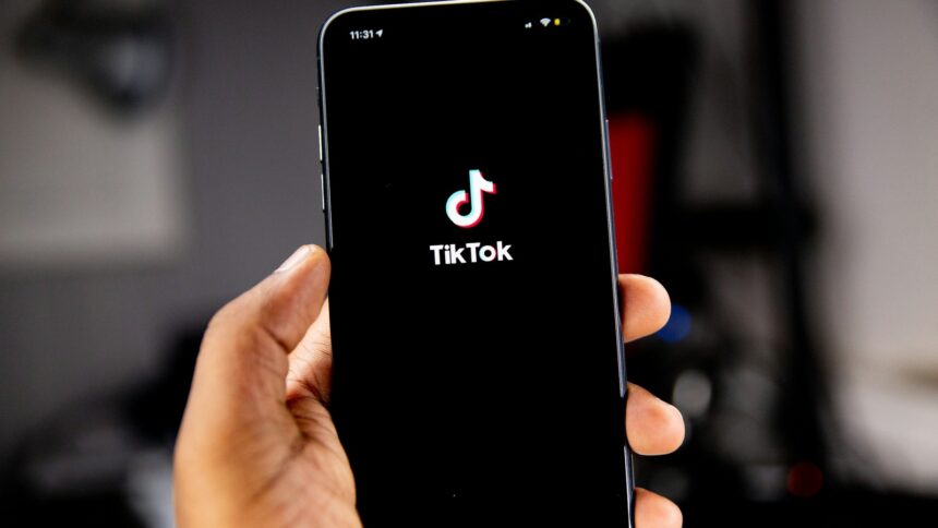 Κινητό τηλέφωνο με την εφαρμογή TikTok