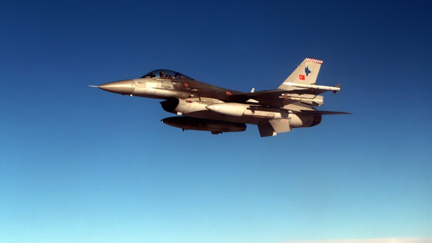 Τουρκικό μαχητικό αεροσκάφος F-16C εν πτήσει