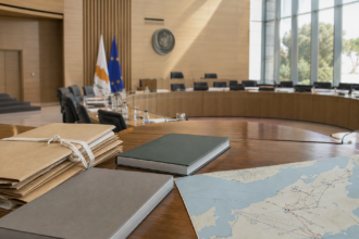 Άδεια αίθουσα κοινοβουλευτικής επιτροπής με κλειστούς αρχειακούς φακέλους και νέους φακέλους δημόσιας πολιτικής