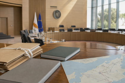 Άδεια αίθουσα κοινοβουλευτικής επιτροπής με κλειστούς αρχειακούς φακέλους και νέους φακέλους δημόσιας πολιτικής