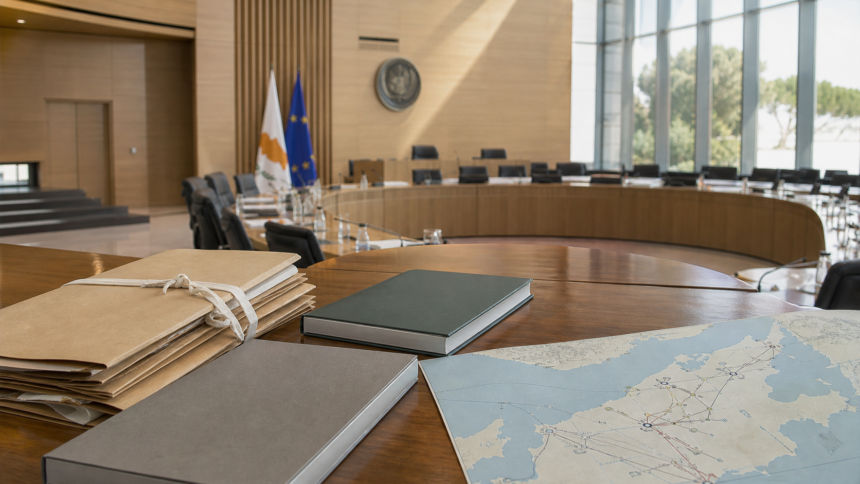 Άδεια αίθουσα κοινοβουλευτικής επιτροπής με κλειστούς αρχειακούς φακέλους και νέους φακέλους δημόσιας πολιτικής