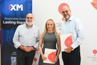 Εκπρόσωποι της XM και του Καραϊσκάκειου Ιδρύματος στη συμφωνία συνεργασίας
