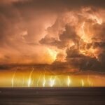 Ισχυρή καταιγίδα με κεραυνούς πάνω από τη θάλασσα στην Κύπρο