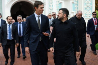 Ο Τζάρεντ Κούσνερ συνομιλεί με τον Βολοντίμιρ Ζελένσκι στο Κίεβο
