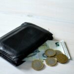 Πορτοφόλι με χαρτονομίσματα και κέρματα ευρώ, 27 Αυγούστου 2017. Ενδεικτική φωτογραφία αρχείου.