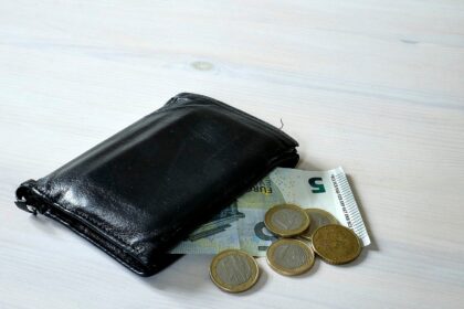 Πορτοφόλι με χαρτονομίσματα και κέρματα ευρώ, 27 Αυγούστου 2017. Ενδεικτική φωτογραφία αρχείου.