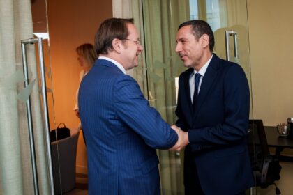 Ο Νεόφυτος Χαραλαμπίδης με τον Όλιβερ Βάρχεϊ, 4 Ιουνίου 2026. Φωτογραφία αρχείου θεσμικής συνάντησης για την υγεία.