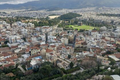 Άποψη της Αθήνας από την Ακρόπολη, 4 Φεβρουαρίου 2026. Αστικό περιβάλλον της νέας αγοράς της MHV.