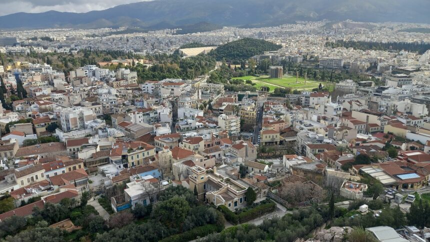 Άποψη της Αθήνας από την Ακρόπολη, 4 Φεβρουαρίου 2026. Αστικό περιβάλλον της νέας αγοράς της MHV.
