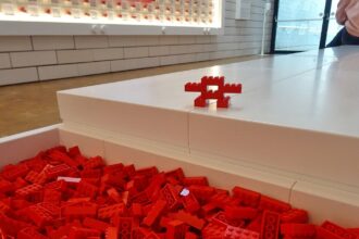 Πλαστικά τουβλάκια στο LEGO House, Μπίλουντ Δανίας, 27 Απριλίου 2026. Φωτογραφία της πρώτης ύλης, όχι του ερευνητικού υλικού.