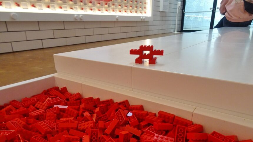 Πλαστικά τουβλάκια στο LEGO House, Μπίλουντ Δανίας, 27 Απριλίου 2026. Φωτογραφία της πρώτης ύλης, όχι του ερευνητικού υλικού.