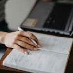 Σημειώσεις δίπλα σε φορητό υπολογιστή, 7 Ιουνίου 2026. Ενδεικτική φωτογραφία χρήσης τεχνολογίας.
