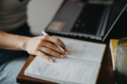 Σημειώσεις δίπλα σε φορητό υπολογιστή, 7 Ιουνίου 2026. Ενδεικτική φωτογραφία χρήσης τεχνολογίας.