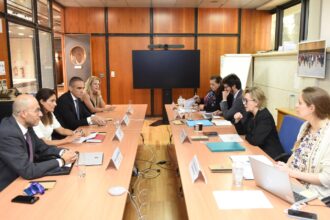 Συνάντηση της Μαρίας Λουίς Αλμπουκέρκη με τον Σύνδεσμο Επενδυτικών Ταμείων Κύπρου, 25 Σεπτεμβρίου 2025. Φωτογραφία αρχείου από τον κυπριακό χρηματοοικονομικό τομέα.