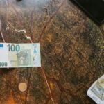 Ευρώ και κινητό τηλέφωνο, φωτογραφία της 1ης Ιανουαρίου 2026. Ενδεικτικό χρηματοοικονομικό στιγμιότυπο, όχι παρουσίαση προϊόντος της Τράπεζας Κύπρου.