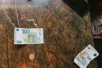 Ευρώ και κινητό τηλέφωνο, φωτογραφία της 1ης Ιανουαρίου 2026. Ενδεικτικό χρηματοοικονομικό στιγμιότυπο, όχι παρουσίαση προϊόντος της Τράπεζας Κύπρου.