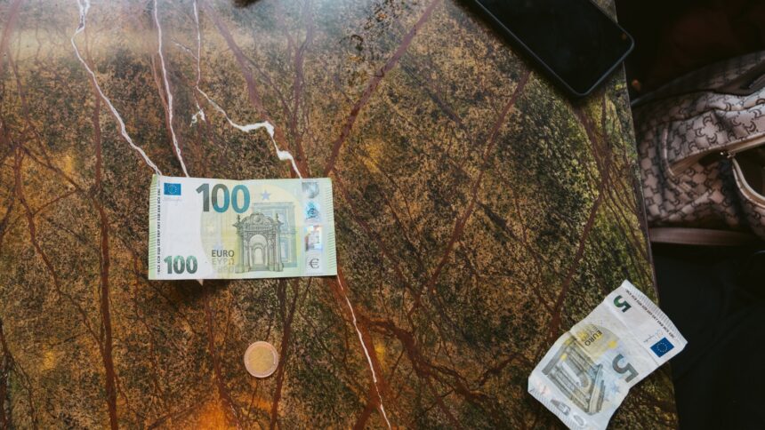 Ευρώ και κινητό τηλέφωνο, φωτογραφία της 1ης Ιανουαρίου 2026. Ενδεικτικό χρηματοοικονομικό στιγμιότυπο, όχι παρουσίαση προϊόντος της Τράπεζας Κύπρου.