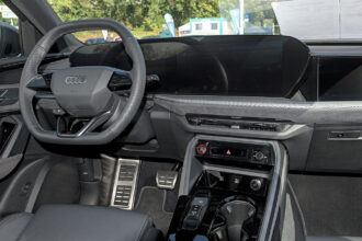 Ταμπλό Audi Q5 Sportback στην έκθεση autoMOBIL του Tübingen, 28 Σεπτεμβρίου 2025. Φωτογραφία αρχείου σχεδιασμού χειριστηρίων· διαφορετικό μοντέλο από το Q7 της πρόσφατης αξιολόγησης.