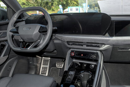 Ταμπλό Audi Q5 Sportback στην έκθεση autoMOBIL του Tübingen, 28 Σεπτεμβρίου 2025. Φωτογραφία αρχείου σχεδιασμού χειριστηρίων· διαφορετικό μοντέλο από το Q7 της πρόσφατης αξιολόγησης.