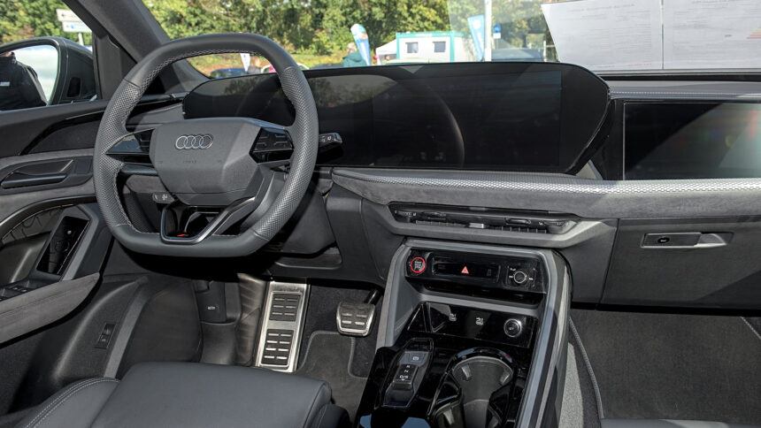 Ταμπλό Audi Q5 Sportback στην έκθεση autoMOBIL του Tübingen, 28 Σεπτεμβρίου 2025. Φωτογραφία αρχείου σχεδιασμού χειριστηρίων· διαφορετικό μοντέλο από το Q7 της πρόσφατης αξιολόγησης.