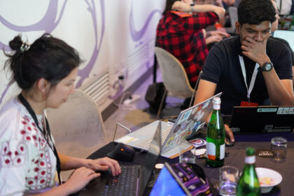 Προγραμματιστές στο Wikimedia Hackathon του Μιλάνου, 1 Μαΐου 2026. Φωτογραφία αρχείου σχετική με τη δραστηριότητα ανάπτυξης λογισμικού.